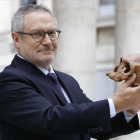 El paleontropólogo francés Jean-Jacques Hublin posa con el cráneo del homo sapiens encontrado en Marruecos.