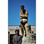 Eduardo Aguirre, junto al ‘Quijote’ de la ULE.