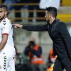 Rubén de la Barrera hace indicaciones a Forniés en un lance de un partido de esta temporada. MARCIANO PÉREZ