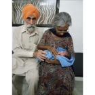 Mohinder Singh Gill y su mujer, Daljinder Kaur, junto a su bebé, en el centro médico de Hisar, en una imagen difundida este martes.