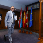 El alcalde de Ponferrada, Olegario Ramón, al acabar el pleno ordinario de esta mañana que debate la aprobación de una nueva tasa de basura y la subida del recibo del agua. CÉSAR SÁNCHEZ