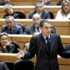 El ministro Solbes escucha al presidente Rodríguez Zapatero durante su intervención en el Senado