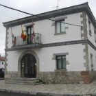 Fachada del albergue de Villamanín.