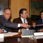 Enrique Martínez Robles, Juan Pedro Gómez y Fernández Lito, durante la firma del acuerdo marco