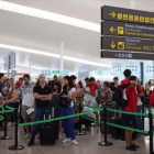 Cola de viajeros en el aeropuerto de El Prat.
