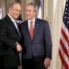 Olmert y Bush, estrechan sus manos en una foto de archivo