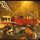 Grecia salió a la calle para celebrar el inesperado triunfo de su selección. Hasta los camiones de la construcción sirvieron para los festejos.