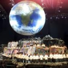 Un grupo de niños canta bajo un globo terráqueo, ayer, en la inauguración de la Cumbre de la Tierra