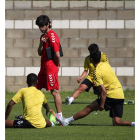 Juan Ferrando charla con sus jugadores durante un entrenamiento.