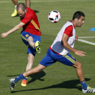 Andrés Iniesta y Bruno Soriano, durante el entrenamiento de ayer en la Isla de Ré. KAI FÖRSTERLING