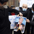 Protestas en Teherán con la quema de imágenes de Trump y Biden. ABEDIN TAHERKENAREH