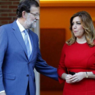 Mariano Rajoy recibe a Susana Díaz en diciembre de 2014 en la Moncloa.