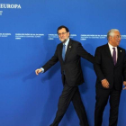 Mariano Rajoy es recibido por el primer ministro de Portugal, António Costa, a su llegada a la Cumbre de Jefes de Estado y de Gobierno de los Países del Sur de la Unión Europea que se celebra en Lisboa.