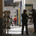 Agentes de Policía cerca del lugar del apuñalamiento.