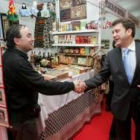 El alcalde de Ponferrada, visitando la última feria del asociacionismo, el pasado mes de diciembre