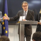 El expresidente de la Generalitat, Artur Mas, en rueda de prensa junto a la 'exconsellera' Irene Rigau (izquierda) y la exvicepresidenta Joana Ortega, este lunes, 3 de octubre.