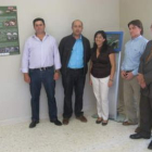 Las autoridades posan en una de las aulas del centro.