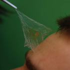 La llamada ‘piel electrónica’ se pega al cuerpo humano con un adhesivo transparente como un tatuaje temporal.