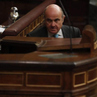 El ministro de Economía y Competitividad, Luis de Guindos, en el Congreso. JAVIER LIZÓN