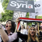 Varias personas se manifestaron ayer en Londres, en contra de la intervención en Siria.