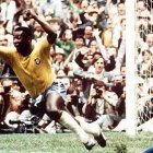 Pelé, en un partido jugado con la selección de Brasil. FIFA