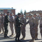 El jefe del Maca, Arturo García-Vaquero despide a los militares que viajan a Afganistán.