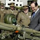 Bono inspecciona las unidades del regimiento de artillería de La Isleta, en Las Palmas