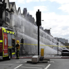 Bomberos británicos trabajan en el barrio londinense de Croydon.