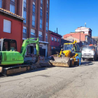 Imagen de las obras que se están realizando en la calle Carretera de la Magdalena en La Robla. DL
