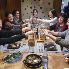 Un grupo de mujeres celebra una comida de empresa y de Navidad en Sant Boi