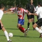Addison, en un partido de la pasada temporada, con la camiseta rojiblanca del Atlético Bembibre
