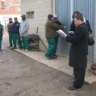 El portavoz del PAL ante la nave que usa la brigada de jardines en el momento de llegar los trabajad
