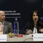 Los doctores Enrique Espinosa y Annarita Gabriele presentan la nueva terapia. ZIPI