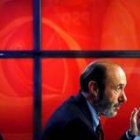 Alfredo Pérez Rubalcaba, durante la rueda de prensa que ofreció ayer en la sede del PSOE