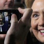 Hillary Clinton posa para una de sus seguidoras en un acto de campaña en Pittsburgh.