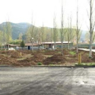 Ya se ha iniciado la extensión de tierra vegetal para el replantado del césped.