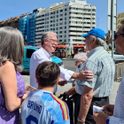 Antonio Silván, saludando a varios leoneses en el centro de la ciudad. DL