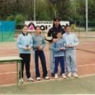 Los finalistas del torneo posan con sus trofeos en la cancha