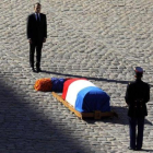 Emmanuel Macron, frente al féretro de Charles Aznavour, en el funeral de este viernes en París.