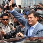 El presidente Rafael Correa minutos antes de realizar su votación