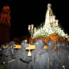 La Virgen de La Soledad, con las manos cruzadas, recorrió el casco antiguo de Ponferrada iluminando