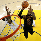 LeBron James, a punto de encestar