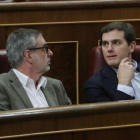 José Manuel Villegas y Albert Rivera, el martes, en el Congreso de los Diputados.