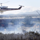 Un helicóptero ayuda a controlar el fuego el sábado en La Virgen del Camino.