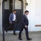 l fiscal anticorrupción Fernando Bermejo (derecha), a la salida de un registro en la casa de Oleguer Pujol, el pasado octubre.
