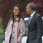 Malia junto a su padre, el anterior presidente Baraz Obama, en una imagen de archivo. JIM LO SCALZO