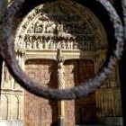 El Cabildo acomete el arreglo de la primera de las tres puertas de la Catedral de León