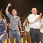 El líder de Podemos, Pablo Iglesias, y el candidato de Catalunya Sí que es Pot, Lluís Rabell, en el mitin de este jueves, 24 de septiembre, por la noche en Tarragona.