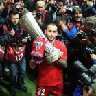 Aleix Vidal posa con el trofeo de la Europa League conquistada con el Sevilla en Varsovia.