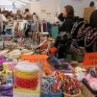 La Feria de las Rebajas reunió a una treintena de comerciantes en una carpa en Fernando Miranda